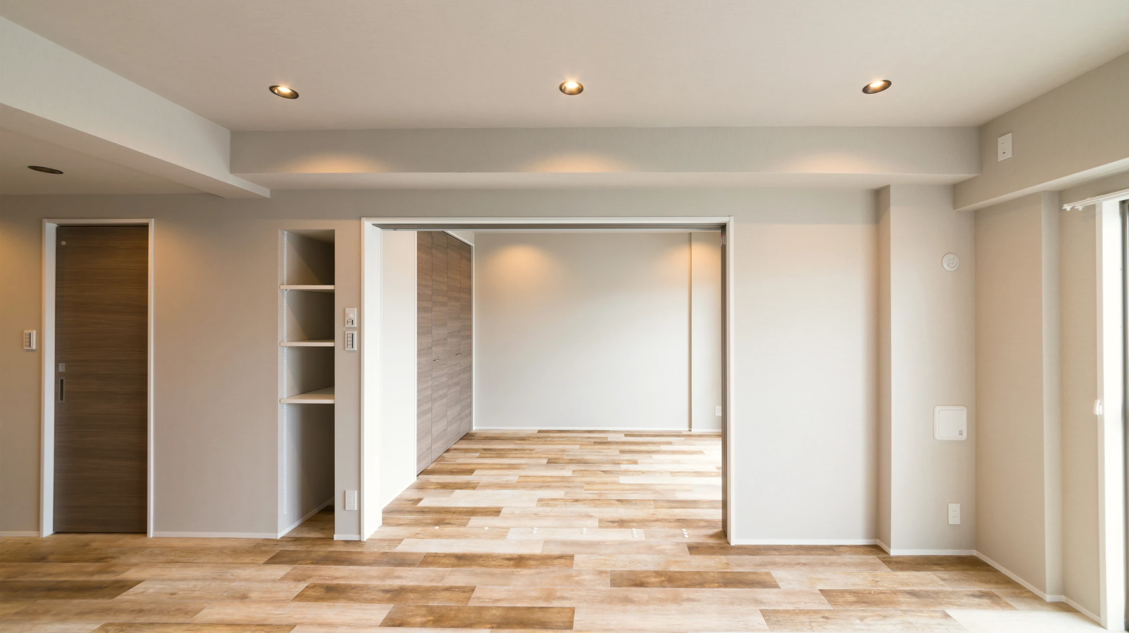 Photographie réelle d'un intérieur rénové montrant une transformation complète de pièce : murs fraîchement plâtrés et finis, plafond rénové avec nouvelle isolation visible ou intégrée, cloison de séparation en plaque de plâtre, éclairage moderne intégré, espace lumineux et épuré démontrant la qualité du travail de plâtrerie et rénovation. La photo doit capturer avant/après ou l'état final d'un chantier de rénovation intérieure représentatif des prestations de 2PS (isolation, plâtrerie, aménagement d'espace). Ambiance professionnelle et inspirante, mettant en avant la qualité des finitions et la transformation d'espace.