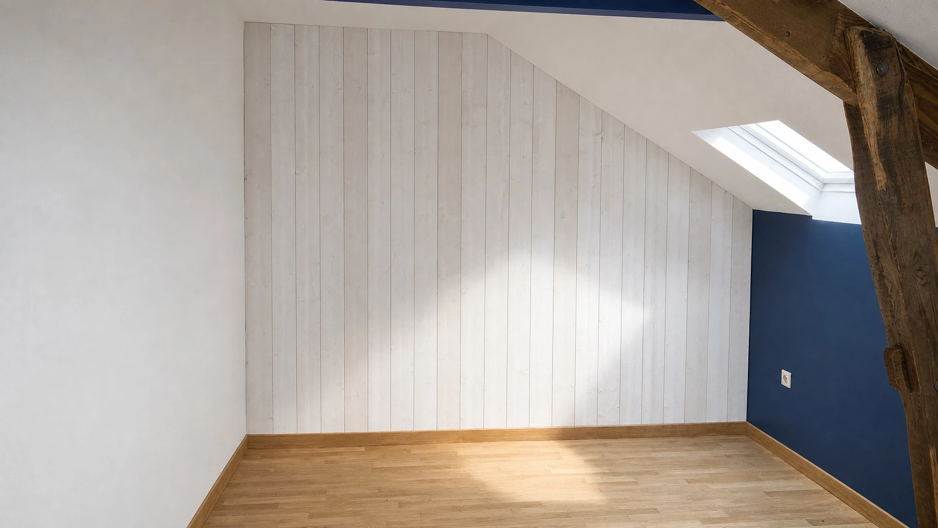 Plafond moderne à architecture courbe avec éclairage LED intégré