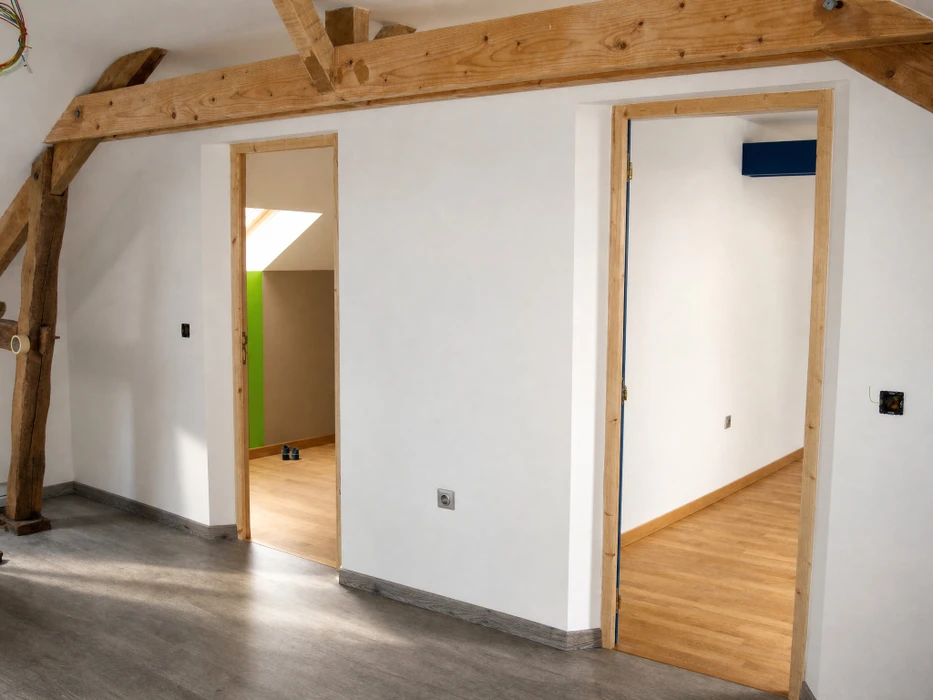 Les ouvriers du bâtiment placent des panneaux de plâtre ou de plâtre sur le mur avec la truelle