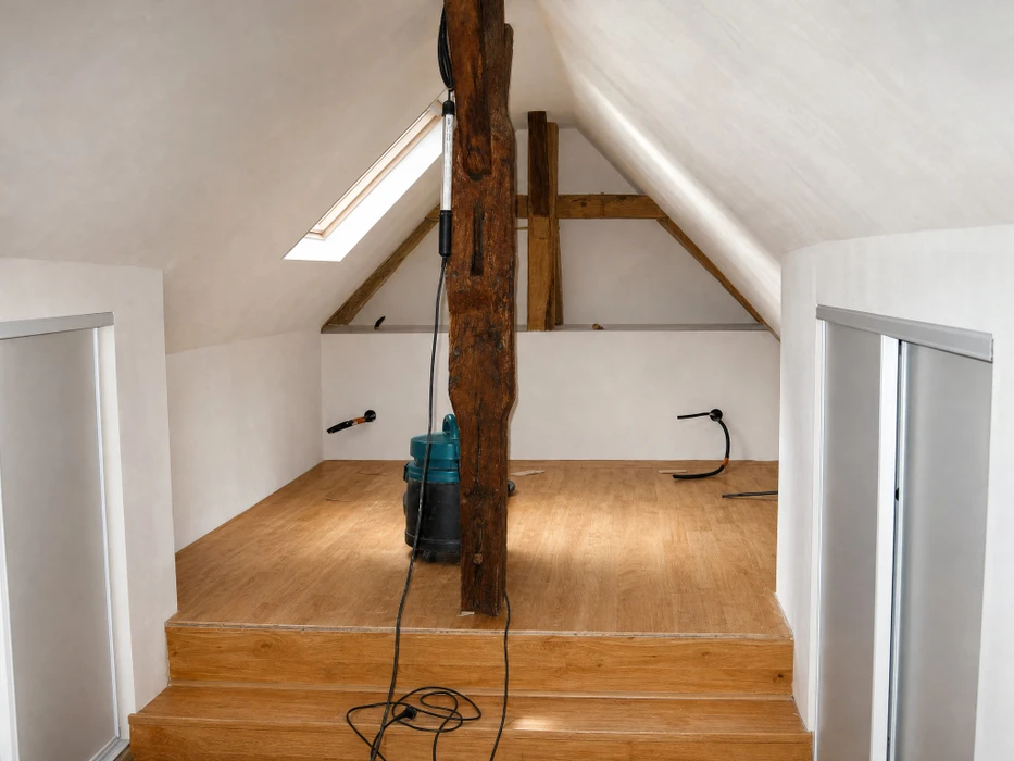 Ouvrier en bâtiment installant des cloisons sèches dans un chantier intérieur
